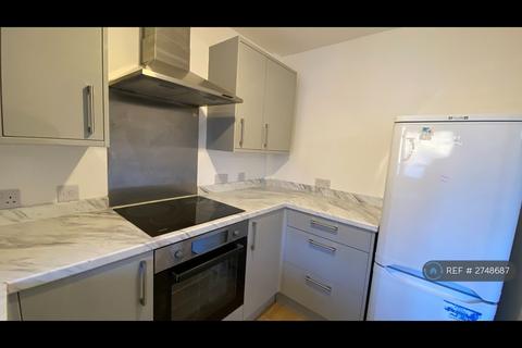 2 bedroom semi-detached house to rent, Russell Way, Sutton, SM1