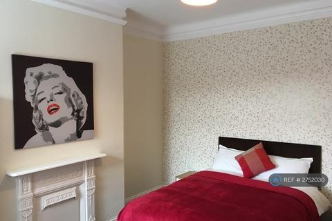 1 bedroom in a house share to rent - Manchester Road, Ashton-Under-Lyne, OL7