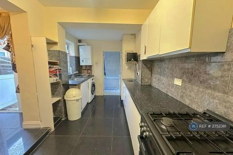 4 bedroom terraced house to rent, New Heston Road, Hounslow, TW5