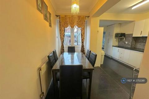 4 bedroom terraced house to rent, New Heston Road, Hounslow, TW5