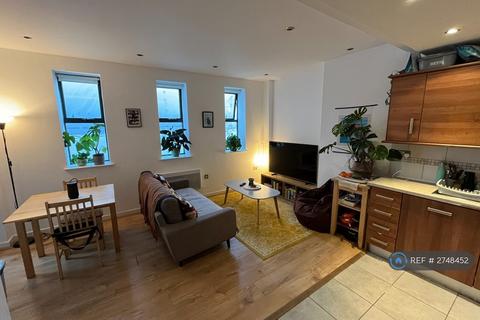 1 bedroom in a flat share to rent, Fieldgate Street, London, E1