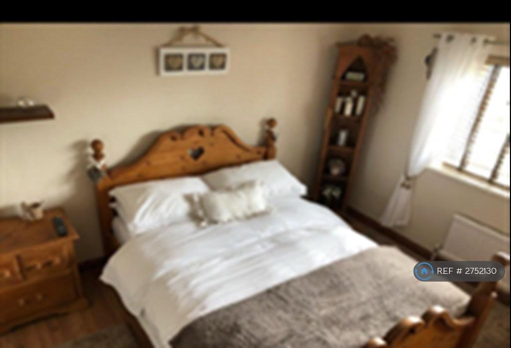 Bedroom R2