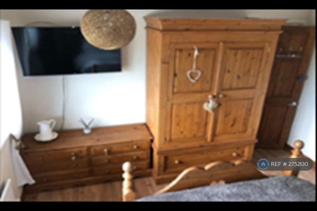 Bedroom R2