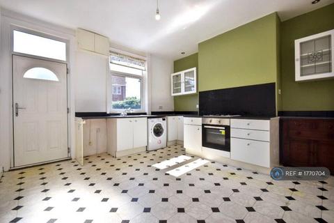 2 bedroom terraced house to rent, Lee Moor Road, Wakefield, WF3
