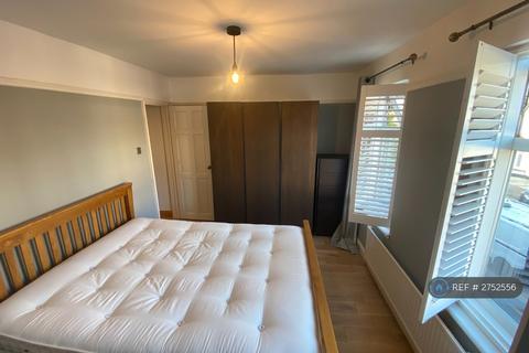 2 bedroom semi-detached house to rent, Honiton Road, Romford, RM7