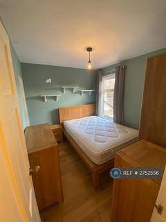 2 bedroom semi-detached house to rent, Honiton Road, Romford, RM7