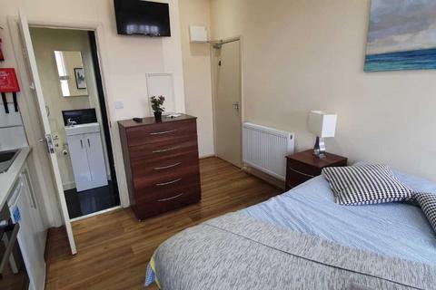 Studio to rent, Anson Road