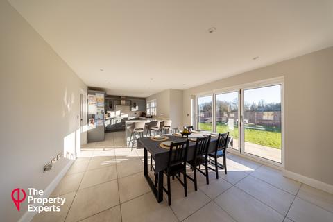 5 bedroom detached house for sale, Canberra Lake Way, Reading, RG10