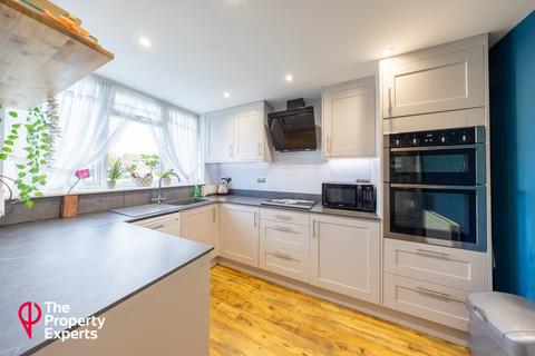 3 bedroom terraced house for sale, Howth Drive, Woodley, RG5