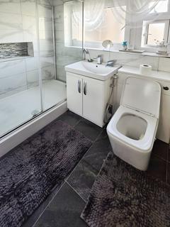 3 bedroom flat to rent, Bedroom Flat in Â£2300, Barking IG11