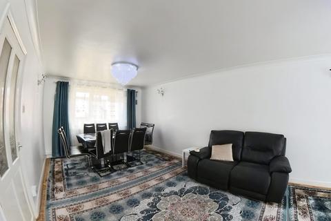 3 bedroom flat to rent, Bedroom Flat in Â£2300, Barking IG11