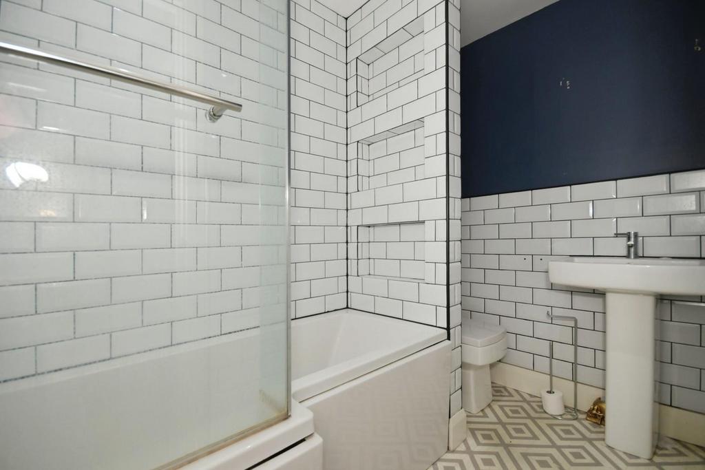 35 BATHROOM.jpg