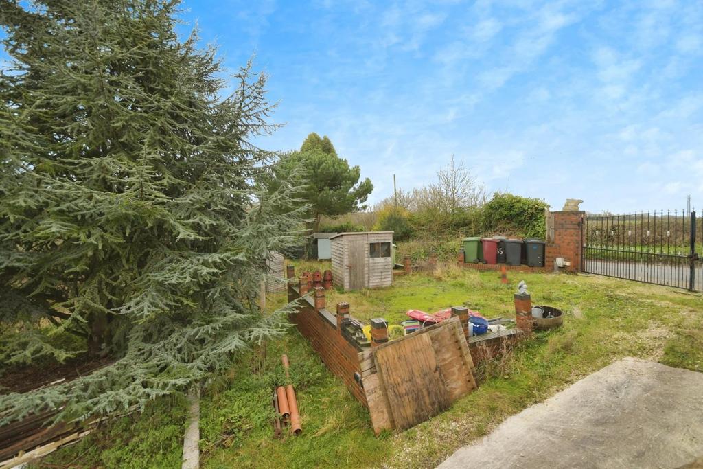 REAR GARDEN 09.jpg