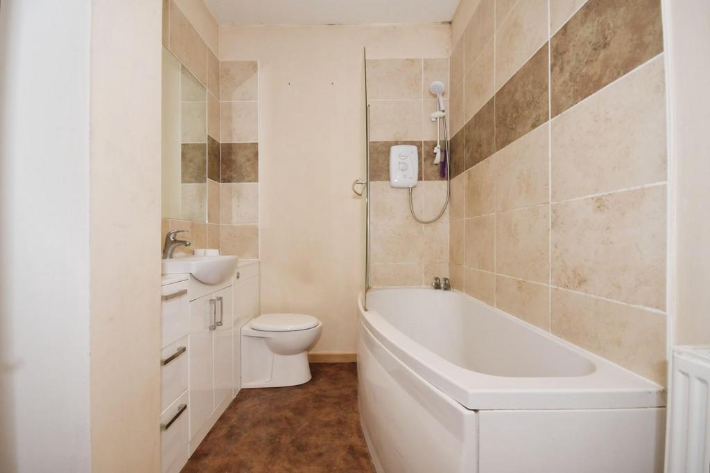 33 BATHROOM.jpg