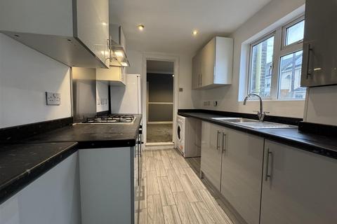3 bedroom terraced house to rent, Chatham