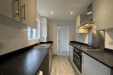 3 bedroom terraced house to rent, Chatham