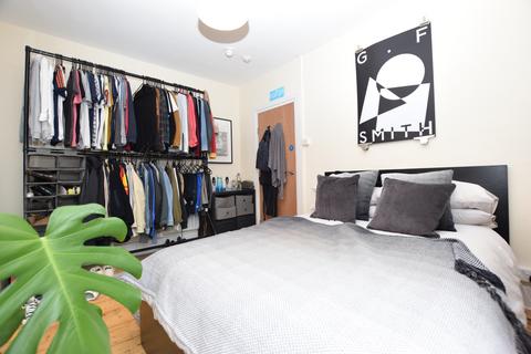 3 bedroom flat to rent, Camberwell Green London SE5