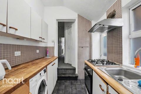 4 bedroom terraced house for sale, St Saviours Crescent, Luton