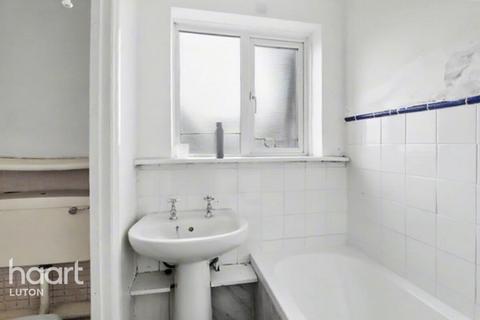 4 bedroom terraced house for sale, St Saviours Crescent, Luton