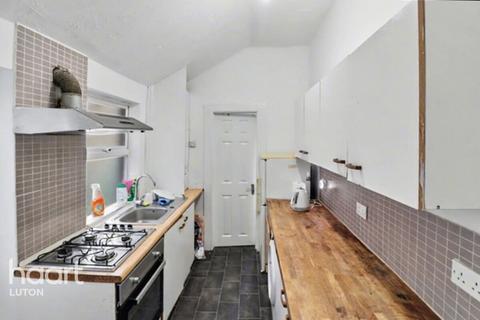 4 bedroom terraced house for sale, St Saviours Crescent, Luton