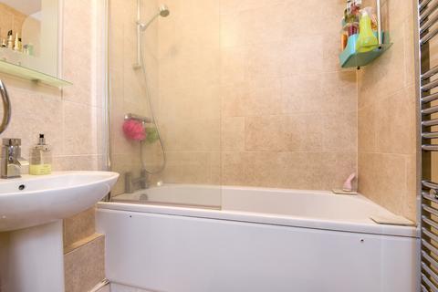 2 bedroom flat to rent, Casterbridge Road Blackheath SE3