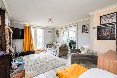 3 bedroom semi-detached house for sale, Thoresby Road, Scunthorpe, North Lincolnshire, DN17