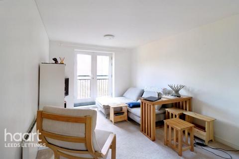 2 bedroom apartment to rent, Eyres Mill Side, Leeds