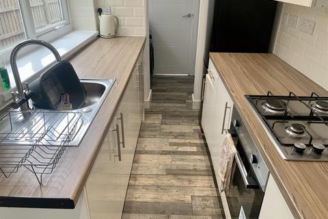 3 bedroom terraced house to rent, The Triangle, Ilkeston