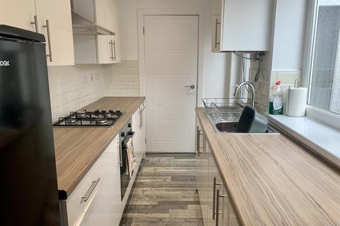 3 bedroom terraced house to rent, The Triangle, Ilkeston