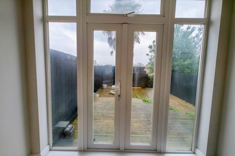 2 bedroom terraced house to rent, Elstree Gardens, Belvedere, DA17 5DR