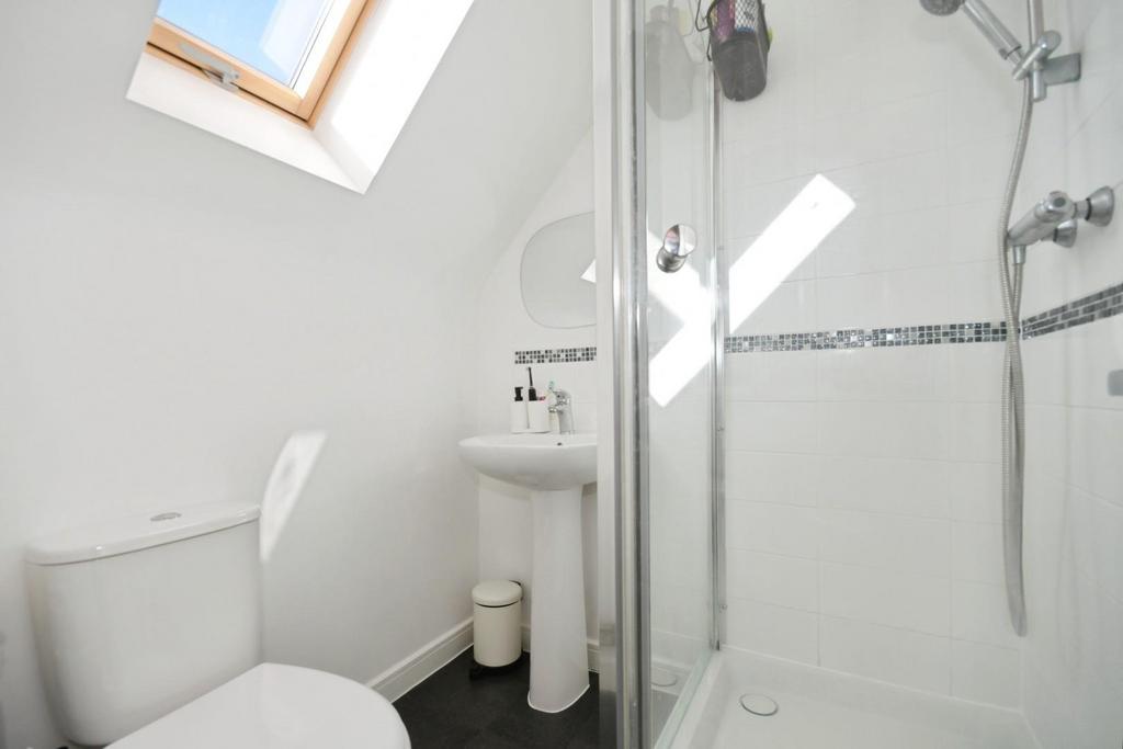 BED 1 ENSUITE.jpg