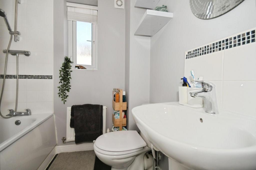 BATHROOM 01.jpg