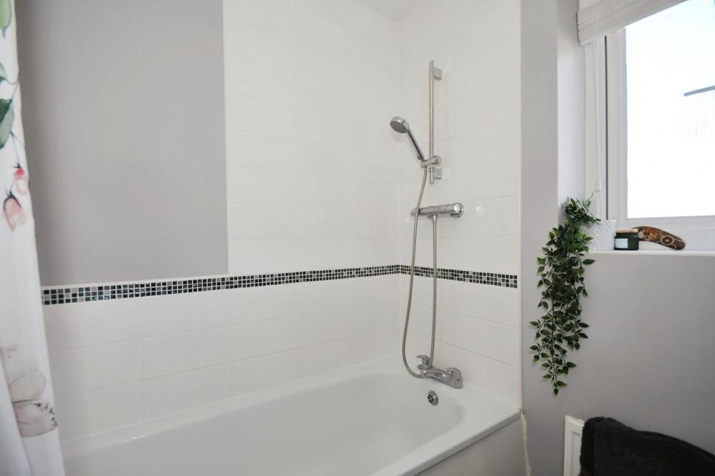 BATHROOM 02.jpg