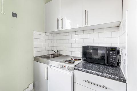 Studio to rent, Fairbridge Road, London N19
