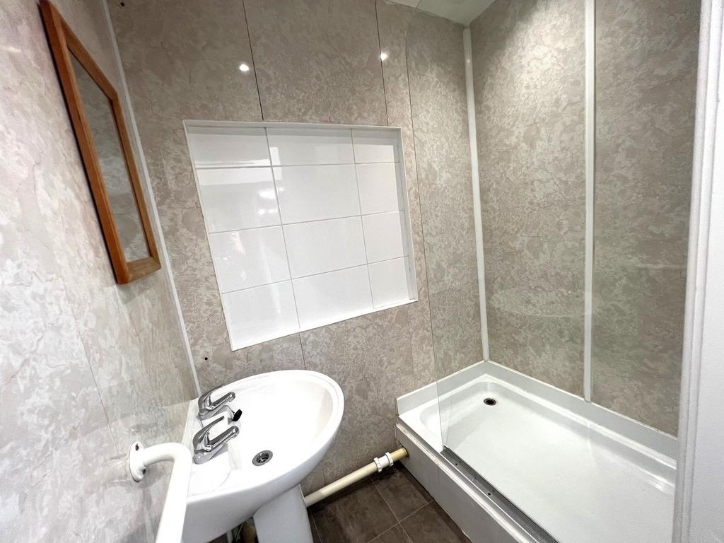 Compact, modern bathroom with a white pedestal ...