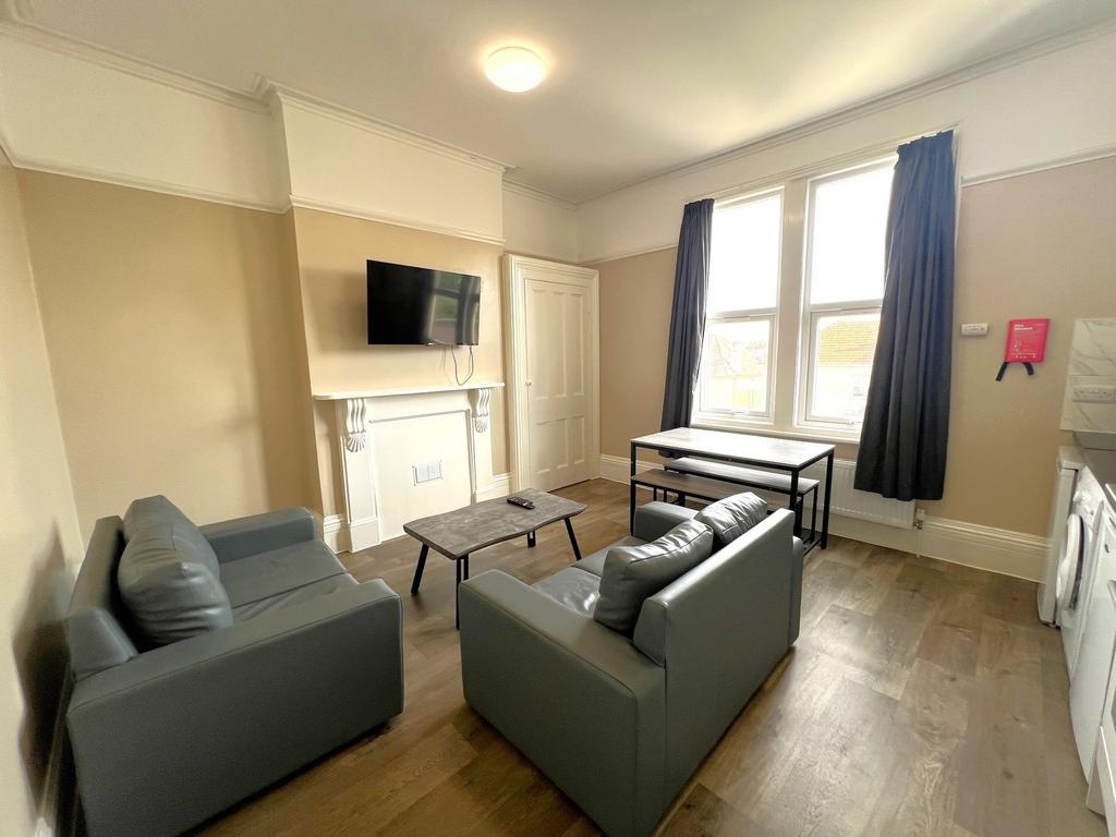 Bright, well-presented living room with two mod...