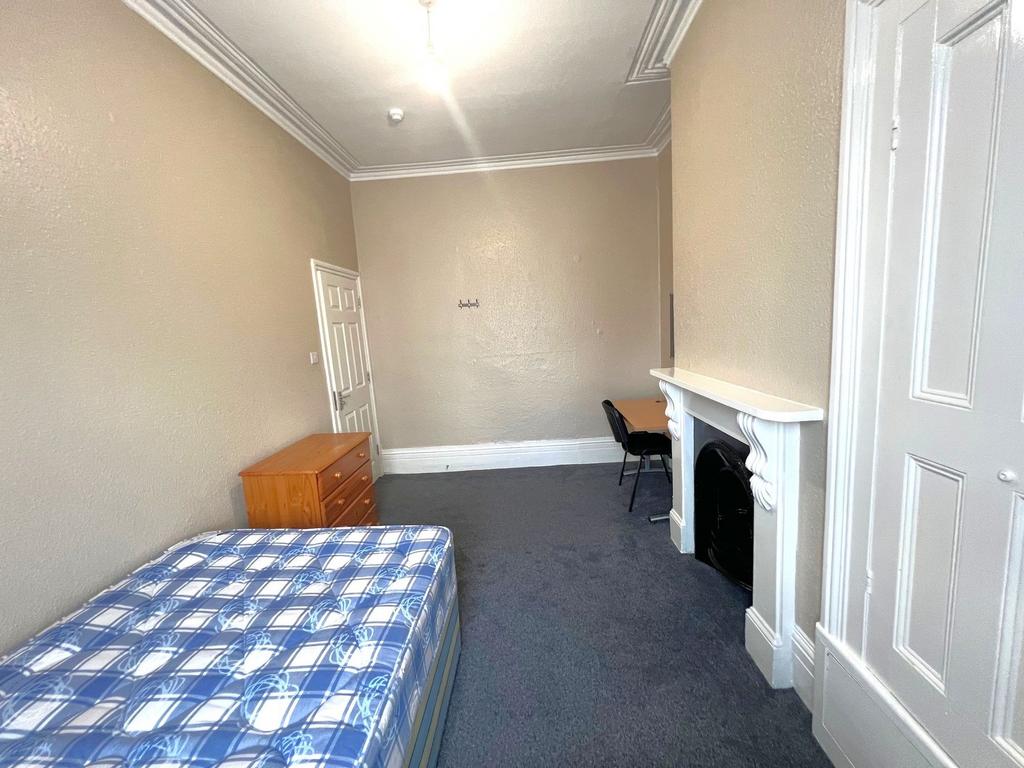 Bright single bedroom with high ceilings, decor...