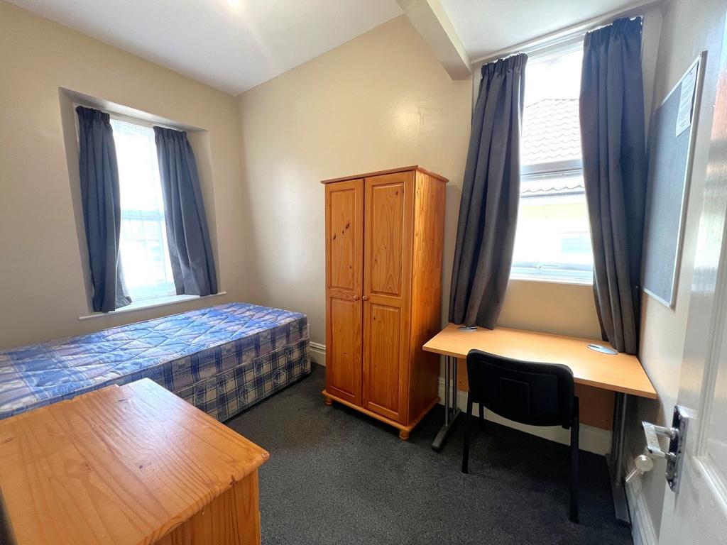 Bright, neatly presented single bedroom with tw...