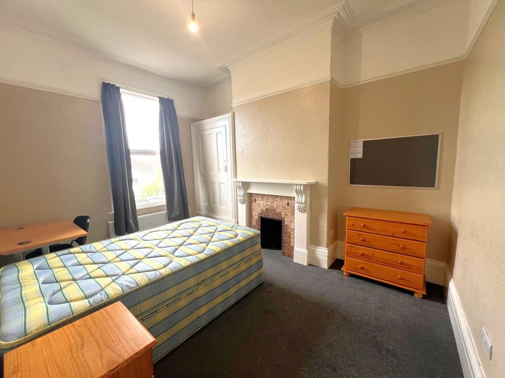 Bright, well-presented double bedroom with tall...