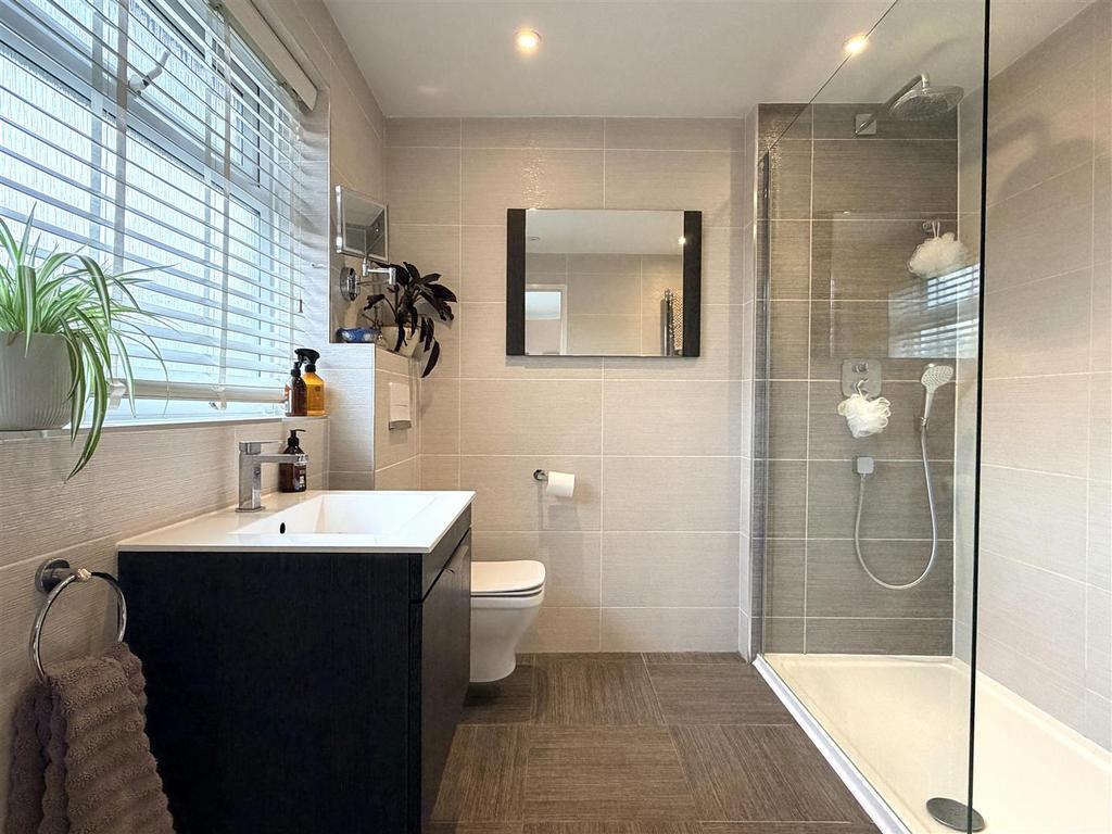 En suite shower room/wc