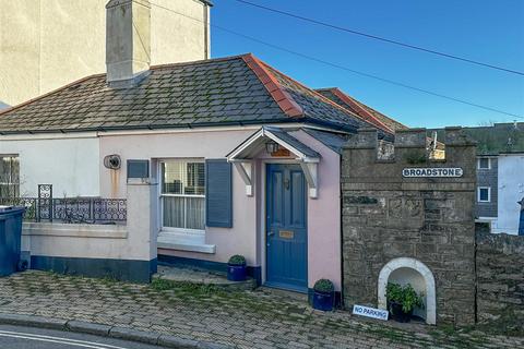 2 bedroom end of terrace house to rent, Clarence Street, Dartmouth