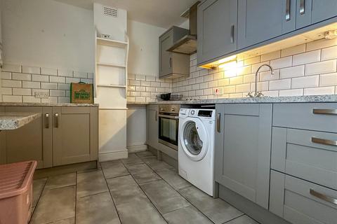 2 bedroom end of terrace house to rent, Clarence Street, Dartmouth