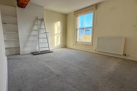 2 bedroom end of terrace house to rent, Clarence Street, Dartmouth
