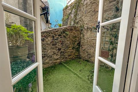2 bedroom end of terrace house to rent, Clarence Street, Dartmouth