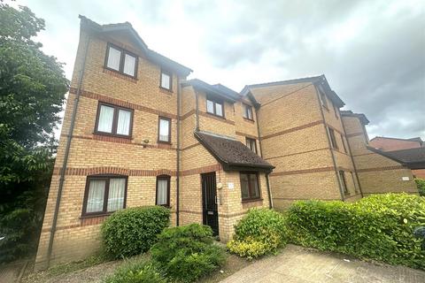 1 bedroom flat to rent, Courtlands Close, Watford WD24