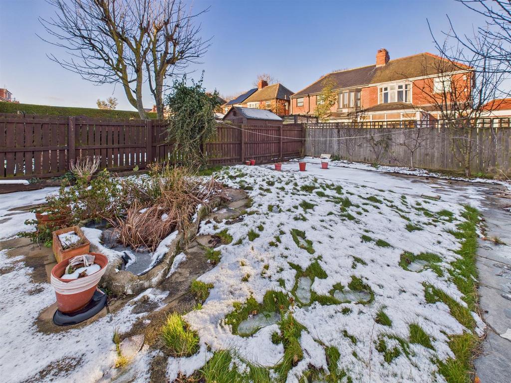 REAR GARDEN 2.jpg