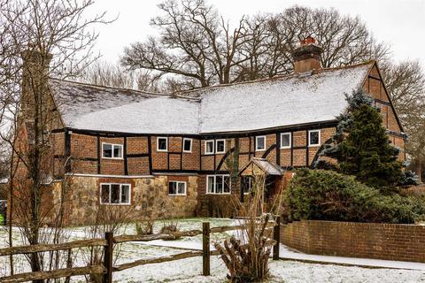5 bedroom detached house for sale - Moats Lane, South Nutfield