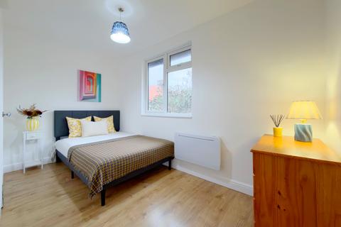 Studio to rent, Blundell Road, Edgware HA8