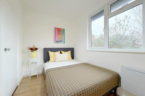 Studio to rent, Blundell Road, Edgware HA8