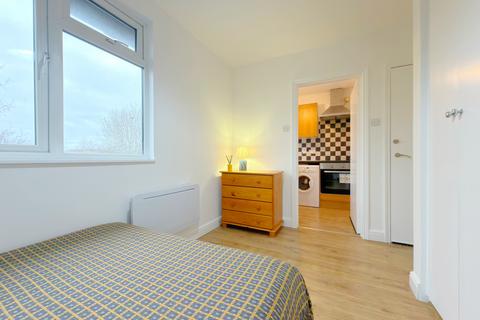 Studio to rent, Blundell Road, Edgware HA8